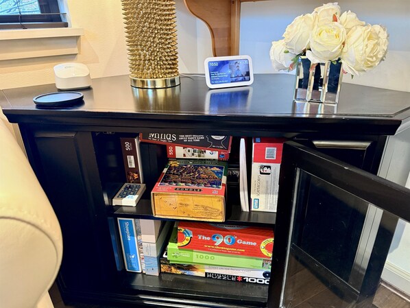 Games room - Green Lake Modern K/Q  + Parking | Stadium Access (Seattle)