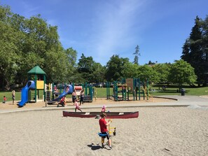 Children’s area - Green Lake Modern K/Q  + Parking | Stadium Access (Seattle)
