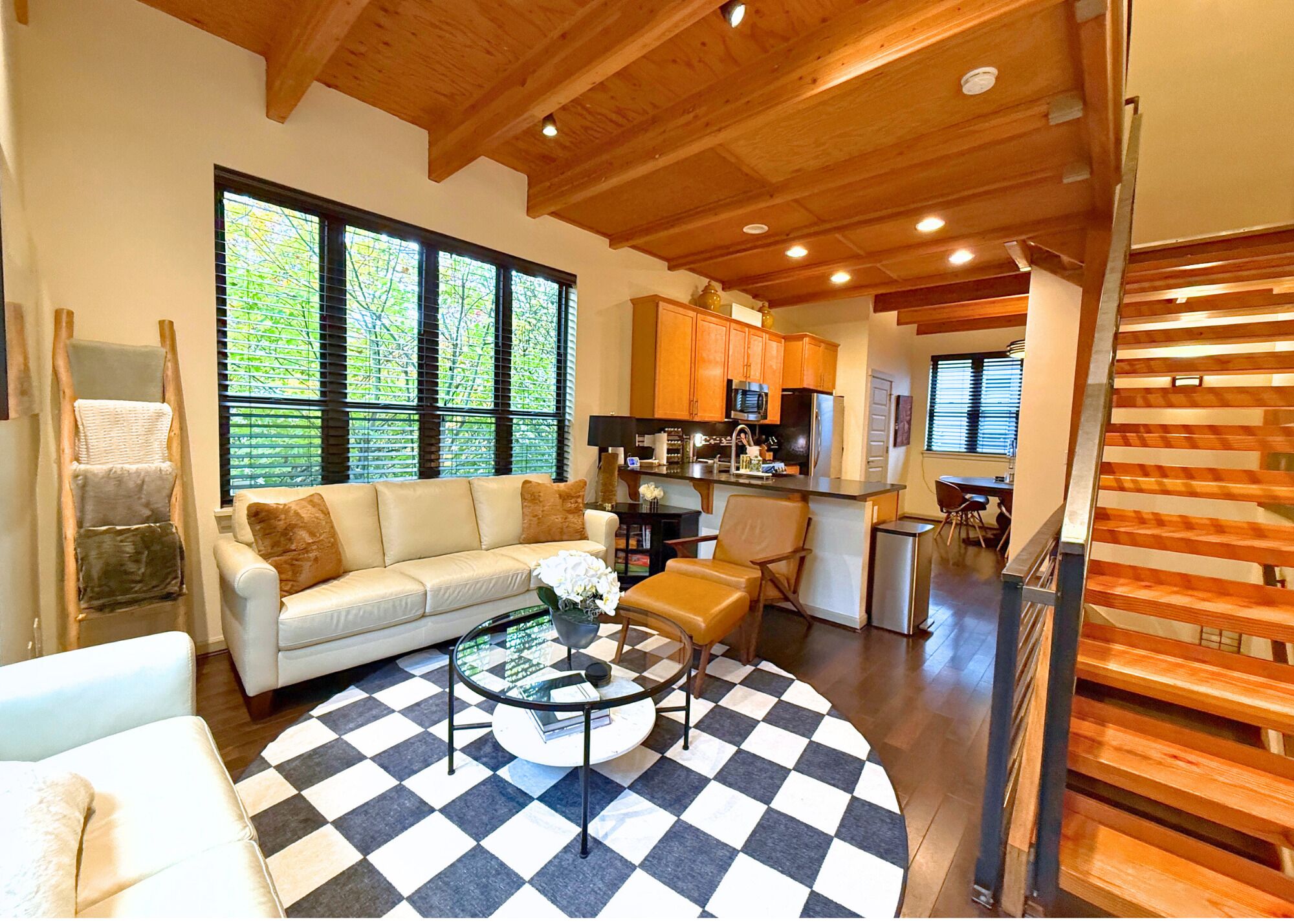 TV connectée, livres, espaces bureaux