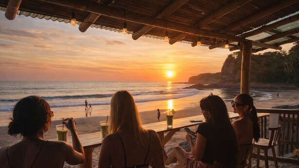 A beachside restaurant with outdoor seating overlooking the ocean at sunset. - HOSTAL ROSA MISTICA  (Montañita)