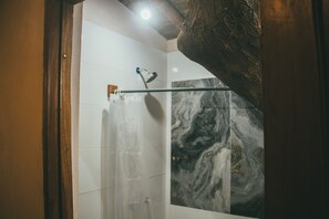 Room 14 | Bathroom | Shower, towels, soap, toilet paper - HOSTAL ROSA MISTICA  (Montañita)