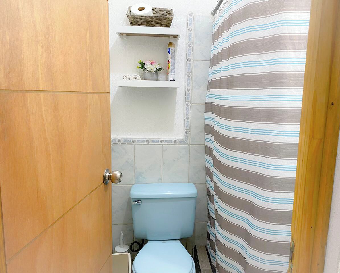 Regadera, secadora de cabello, toallas, jabón 