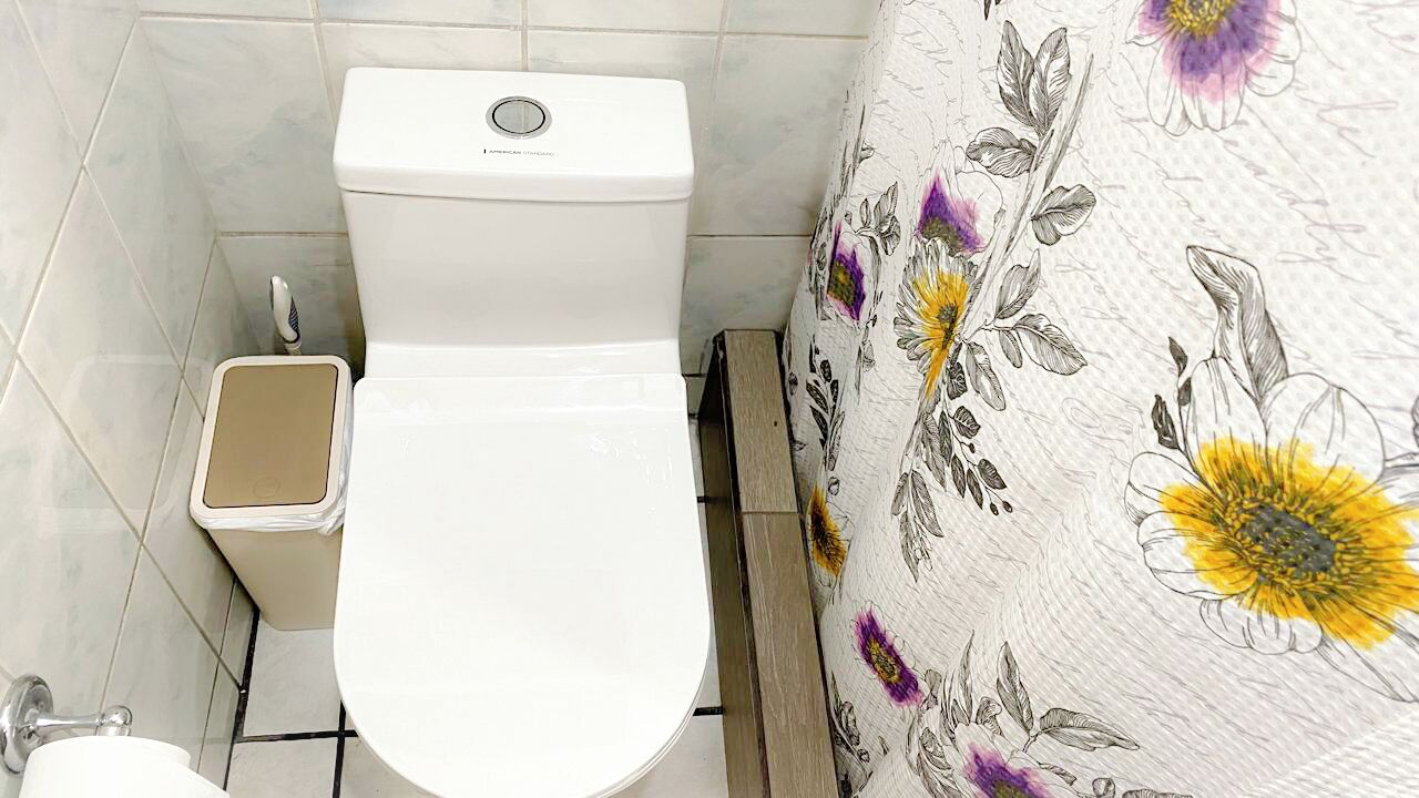 Een douche, een haardroger, handdoeken, zeep