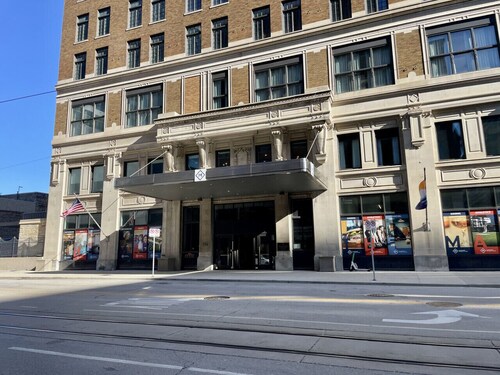 Luxury Downtown Apt with Parking, Gym, and Lap Pool · Sleeps 4-5