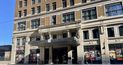 Luxury Downtown Apt with Parking, Gym, and Lap Pool · Sleeps 4-5