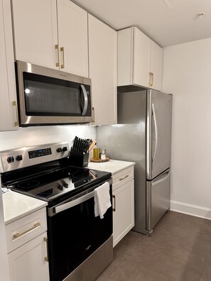 ثلاجة، ميكروويف، فرن، موقد طهي مسطح