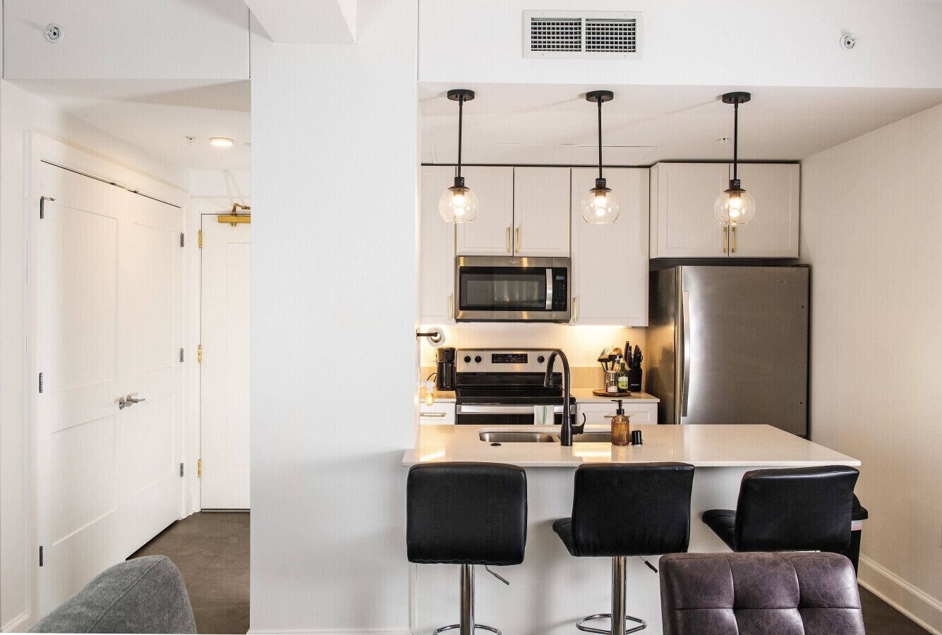 Réfrigérateur, micro-ondes, four, plaque de cuisson