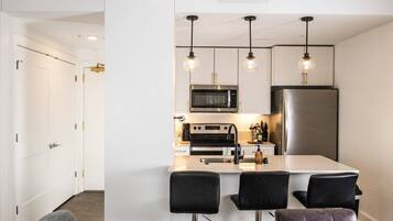 Réfrigérateur, micro-ondes, four, plaque de cuisson