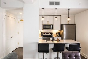 Een koelkast, een magnetron, een oven, een kookplaat