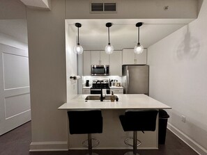 Een koelkast, een magnetron, een oven, een kookplaat