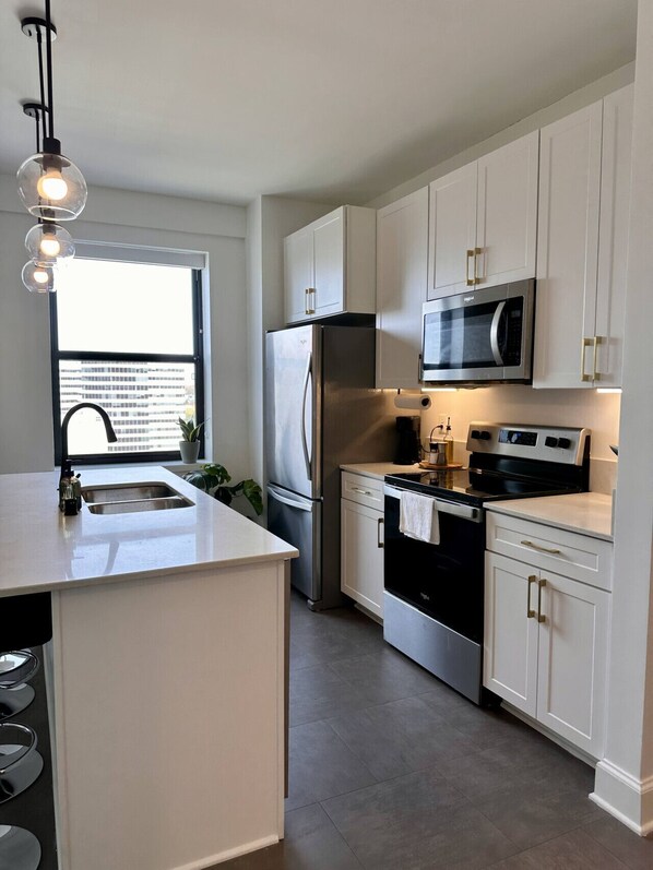 ثلاجة، ميكروويف، فرن، موقد طهي مسطح