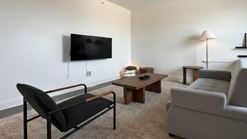 Een televisie en boeken