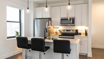 Een koelkast, een magnetron, een oven, een kookplaat