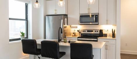 ثلاجة، ميكروويف، فرن، موقد طهي مسطح