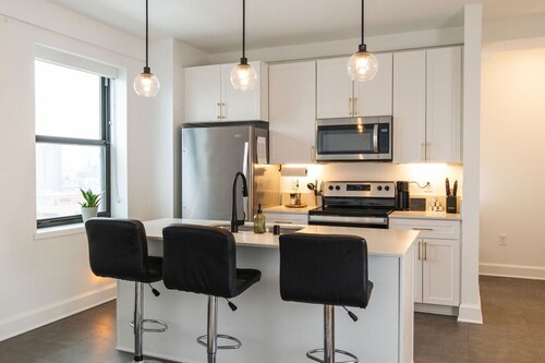 Luxury Downtown Apt with Parking, Gym, and Lap Pool