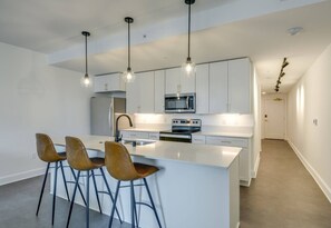 Een koelkast, een magnetron, een oven, een kookplaat