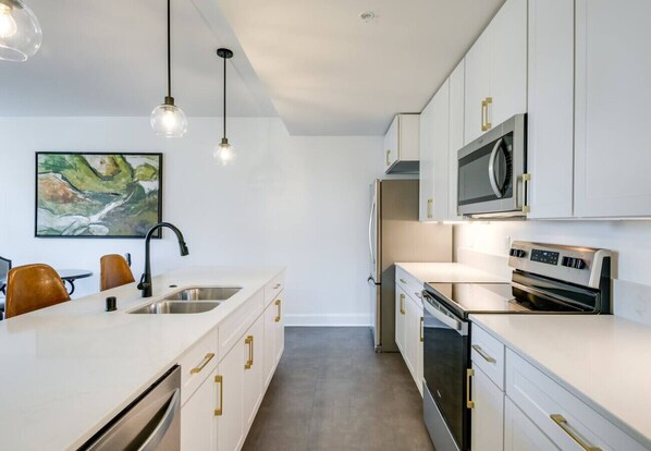 ثلاجة، ميكروويف، فرن، موقد طهي مسطح