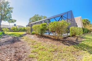Property grounds - New! The Landing Pad-4 lrg BR-private heated pool-Reno-FlyIn-Golf-near Daytona (Port Orange)