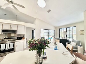 Private kitchen - New Reno! Landing Pad-4 lrg BR-private heated pool-FlyIn-Golf-Daytona Speedway (Port Orange)