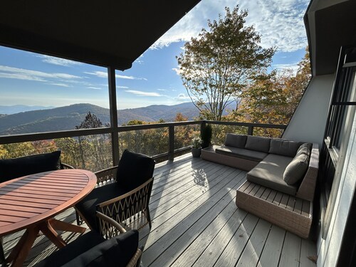 Luxury Beech Mountain Chalet • Views • Hot Tub • Sauna • Game Loft • Sleeps 20
