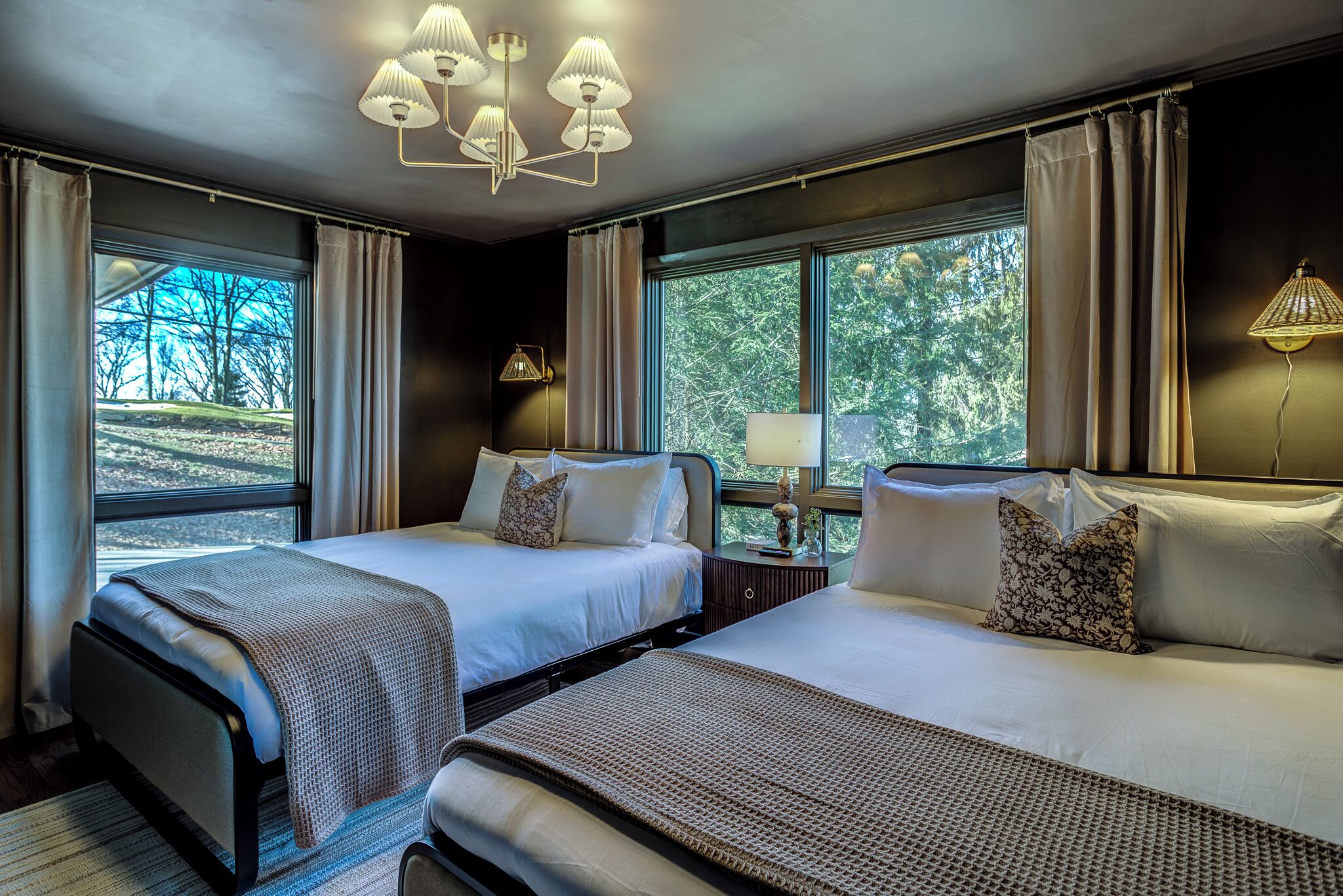 5 bedrooms, iron/ironing board, WiFi, bed sheets