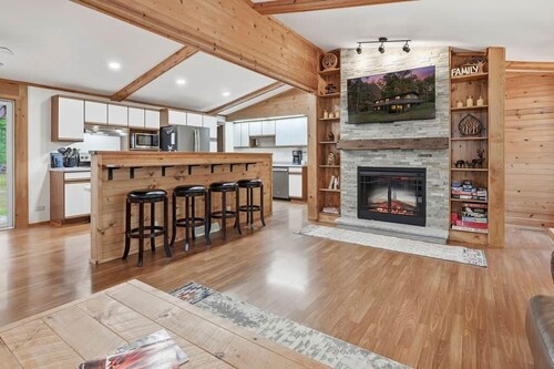 Whitetail Crossing - 3-Bedroom Cabin with Trail & Lake Access