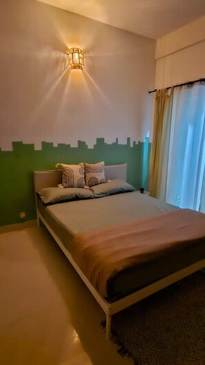 Tabla de planchar con plancha, wifi y ropa de cama 