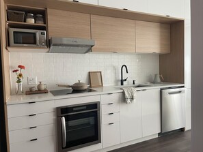Refrigerador, microondas, horno y parrilla de estufa 