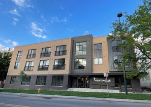 Exterior - Central 1BR with Downtown View, BBQ, Fire Pit, Courtyard (Denver)