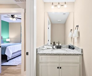 Eco-friendly toiletries, hair dryer, towels, soap - 3-bedroom townhome with Arcade Games in Manchester (Manchester)