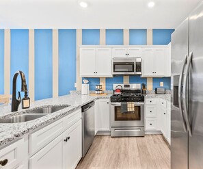 Refrigerador, microondas, horno y parrilla de estufa 