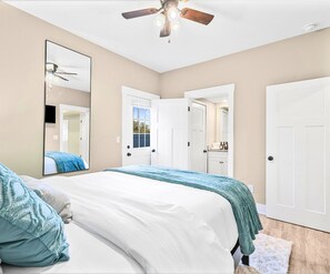 3 habitaciones, tabla de planchar con plancha y cuna de viaje 