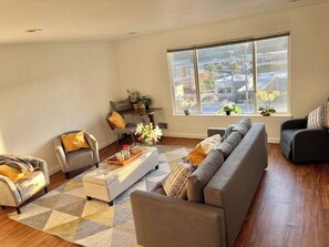 TV - 4BR/4BA Queen Anne Retreat & Easy Port Access! (Seattle)