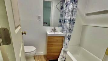 SĂšche-cheveux, serviettes fournies, papier toilette