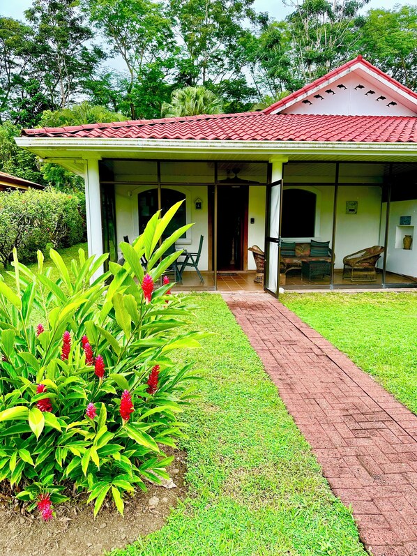 Exterior - Riverside oasis with private pool and backyard. Walking distance to the beach. (Paquera)