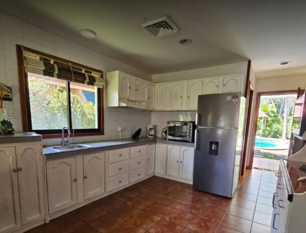 Private kitchen - Riverside oasis with private pool and backyard.  Walking distance to the beach. (Paquera)