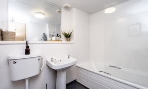 Sèche-cheveux, serviettes fournies, papier toilette