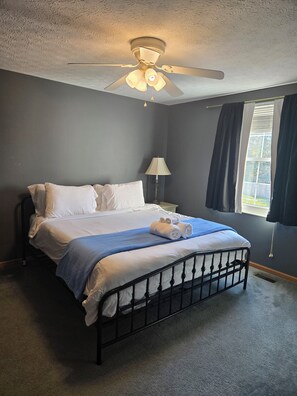 4 bedrooms, WiFi, bed sheets - 4-bedroom house in charming Grove City with AC//Entire home in Grove City, Ohio (Grove City)