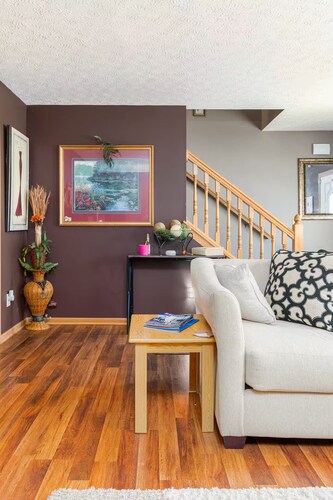 4-bedroom house in charming Grove City with AC//Entire home in Grove City, Ohio