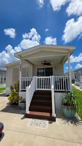 Cozy 2BR/2BA Home in Sun Outdoors Sarasota Resort. Pools, Pickleball & Paradise!