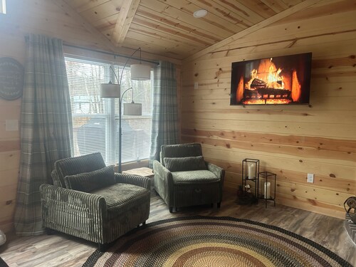 SOFT OPENING: WILLOW'S COVE CABIN W/ HOT TUB, HOME THEATRE AND WOODLAND VIEWS