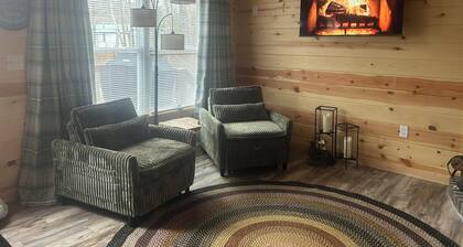 SOFT OPENING: WILLOW'S COVE CABIN W/ HOT TUB, HOME THEATRE AND WOODLAND VIEWS