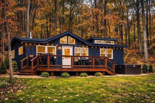 SOFT OPENING: WILLOW'S COVE CABIN W/ HOT TUB, HOME THEATRE AND WOODLAND VIEWS