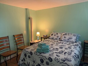1 bedroom, WiFi, bed sheets - Beach Side Studio #3 - Pet Friendly, WiFi, Off-Street Parking, Large Smart TV (Norfolk)