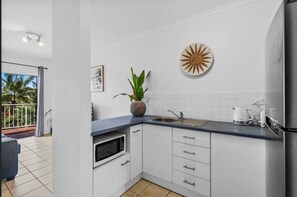 Réfrigérateur, micro-ondes, bouilloire électrique, grille-pain