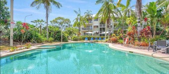 Coconut Vibes- Overlooking Resort Pool Ocean Glimpses, Holloways Beach - Cairns