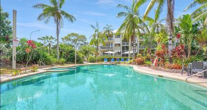 Coconut Vibes- Overlooking Resort Pool Ocean Glimpses, Holloways Beach - Cairns