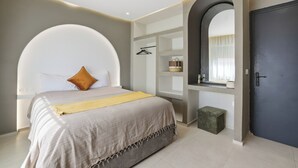 Um quarto moderno com uma cama grande, um guarda-roupa embutido e uma porta escura.