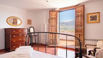 5 bedrooms, iron/ironing board, WiFi, bed sheets