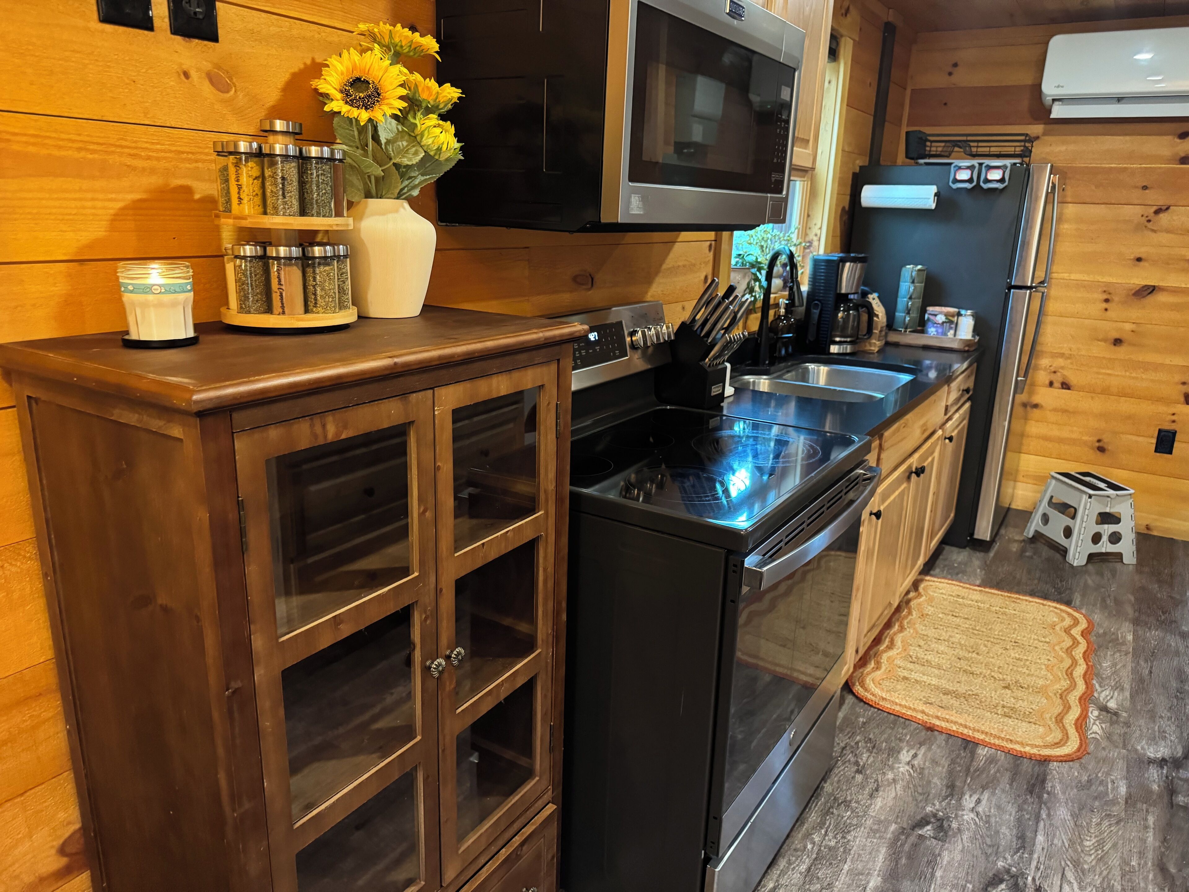 ثلاجة، ميكروويف، فرن، موقد طهي مسطح